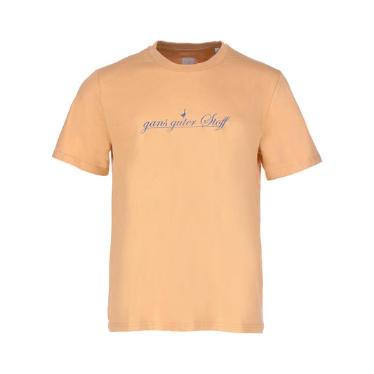Das hellorangefarbene Kurzarm-Shirt "Mausendorf Latte" von GNSBRND aus Bio-Baumwolle trägt den Schriftzug "ganz guter Stoff" in blauer Schreibschrift auf der Brust und ist auf weißem Hintergrund abgebildet.