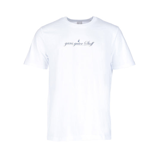 Das Mausendorf White von GNSBRND ist ein schlichtes weißes Kurzarmhemd aus Bio-Baumwolle mit dem Schriftzug "ganz guter Stoff" in kleiner, eleganter Schrift auf der Brust.
