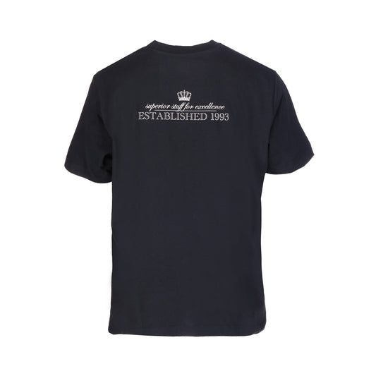 Das von hinten gezeigte GNSBRND Rosenhof Schwarz Shirt ist mit einem weißen gestickten Text und einer Kronengrafik versehen: "superior stuff for excellence, ESTABLISHED 1993" - ein Ausdruck zeitloser Eleganz.