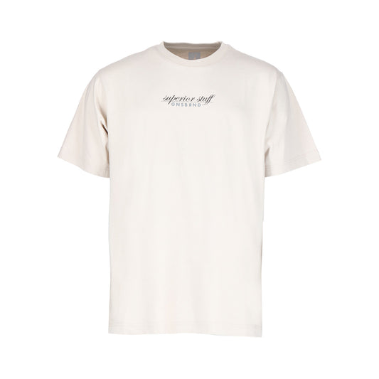 Ein schlichtes, kurzärmeliges, cremefarbenes GNSBRND Rosenhof Desertdust Shirt aus Bio-Baumwolle mit der Aufschrift "superior stuff ENSBRO" in kleinen schwarzen Buchstaben auf der Brust. Das Shirt ist auf weißem Hintergrund abgebildet.
