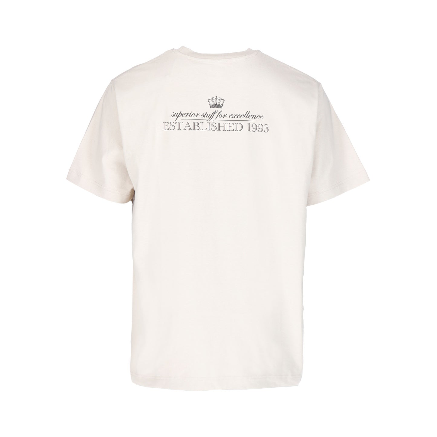 Rückenansicht des GNSBRND Rosenhof Desertdust Hemdes in weiß, mit "superior stuff for excellence ESTABLISHED 1993" und einer Kronengrafik auf dem oberen Rücken. Hergestellt aus hochwertiger Bio-Baumwolle für Komfort und Stil.