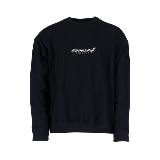 Der Eschehof Black Pullover von GNSBRND ist ein schlichter, schwarzer Rundhalsausschnitt aus Bio-Baumwolle mit weißer Stickerei "superior stuff ENSBNRD" auf der Brust - ideal für Fans von nachhaltiger Mode.