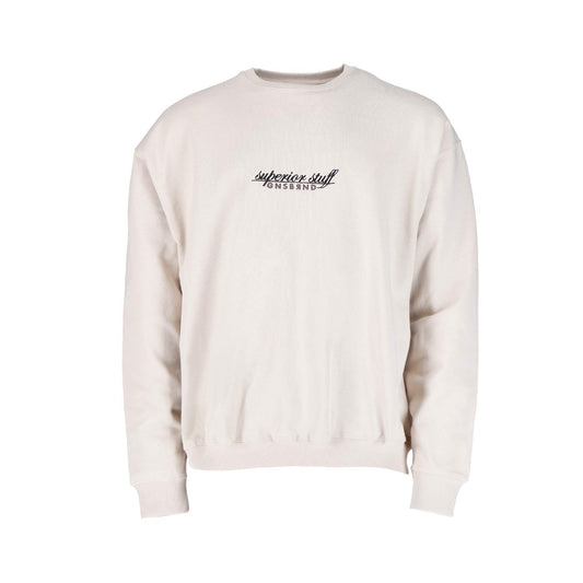 Das Eschenhof Desertdust von GNSBRND ist ein schlichtes, hellbeiges Sweatshirt mit Rundhalsausschnitt und der Aufschrift "superior stuff ONSHIND" in kleiner schwarzer Schrift auf der Brust. Es ist aus Bio-Baumwolle gefertigt, hat lange Ärmel und Rippbündchen an Ärmeln und Saum für mehr Komfort.