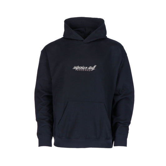 Der GNSBRND Neidenfels Hoodie Black verfügt über eine Fronttasche und "superior stuff UNSIGNED" in weißer Stickerei auf der Brust, hergestellt aus Bio-Baumwolle für nachhaltige Mode, dargestellt vor weißem Hintergrund.