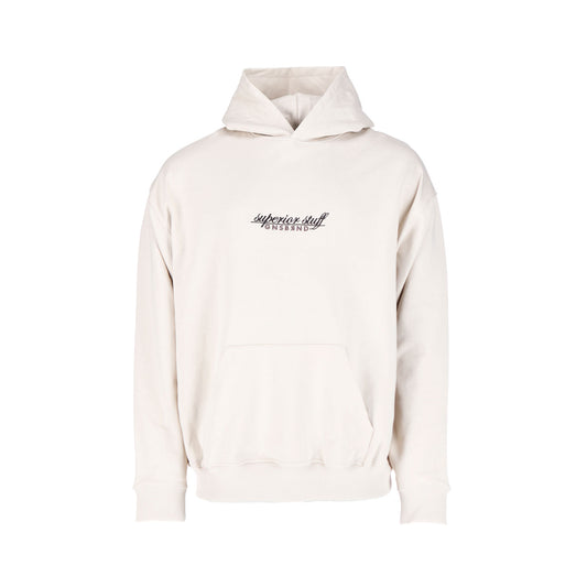 Der Neidenfels Hoodie Desertdust von GNSBRND bietet nachhaltigen Komfort mit weicher Bio-Baumwolle, einer Kängurutasche auf der Vorderseite und dem Text "superior stuff ENSISIND" auf der Brust. Abgebildet auf weißem Hintergrund.