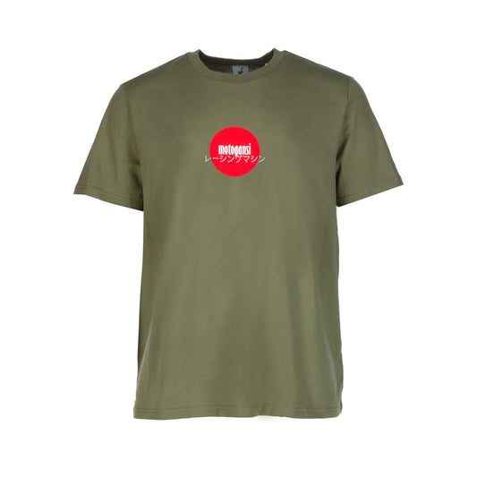 Das Yamahagoni Shirt Khaki von GNSBRND ist ein olivgrünes T-Shirt aus Bio-Baumwolle mit einem roten Kreis auf der Brust, der mit weißem japanischen Text und "MOTOGANSI" in Englisch innerhalb des Kreises versehen ist.
