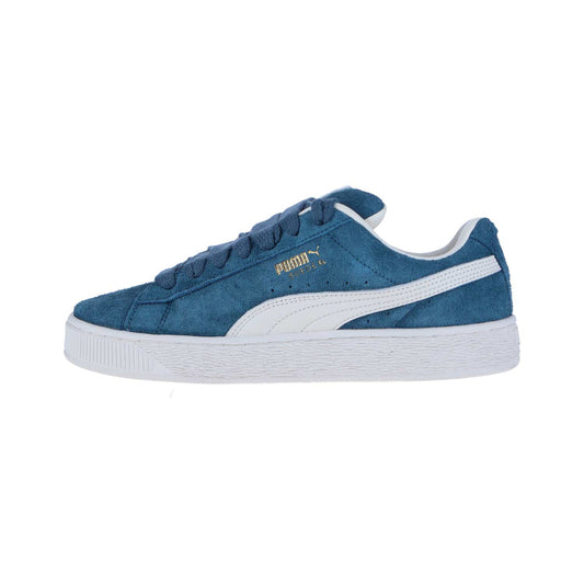 Der Puma Suede XL Hairy Sneaker hat blaues Wildleder, eine weiße Gummisohle, weiße Seitenstreifen, goldenes Branding und blaue Schnürsenkel, die im Seitenprofil auf einem schlichten weißen Hintergrund zu sehen sind.
