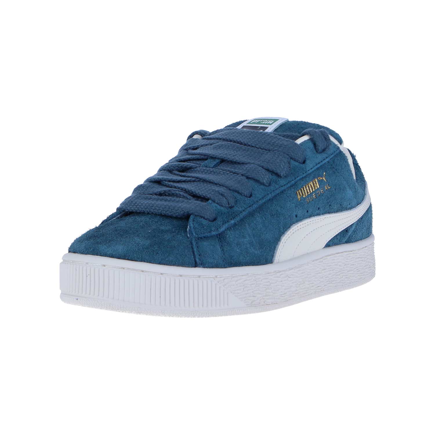 Der Puma Suede XL Hairy Sneaker besteht aus blauem Wildleder, einer weißen Gummisohle, einem weißen Seitenstreifen, blauen Schnürsenkeln und einem goldenen Puma-Branding an der Seite, das schräg auf einem schlichten weißen Hintergrund angebracht ist.