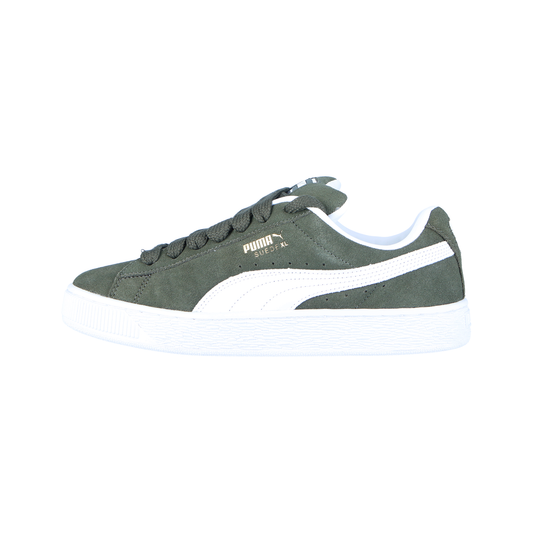 Der Puma Suede XL MN in Dark Olive/Puma White hat olivgrünes Wildleder, einen weißen Puma-Streifen, ein goldenes Suede-Branding, eine weiße Sohle und dunkelgrüne Schnürsenkel, die in der Seitenansicht auf einem schlichten weißen Hintergrund zu sehen sind.