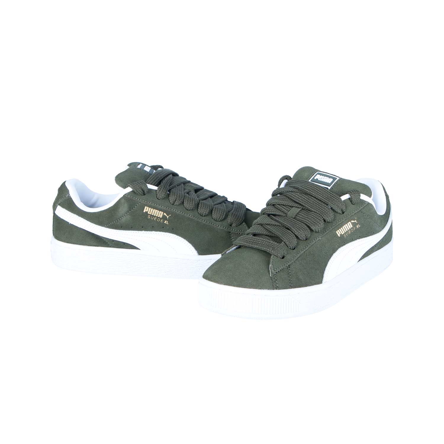 Ein Paar Puma Suede XL MN Sneaker in dunklem Oliv mit weißer Sohle, weißen Seitenstreifen, goldenen Puma-Logos und stylischen Wildleder-Akzenten - ein Schuh zeigt nach vorne, der andere zur Seite geneigt.
