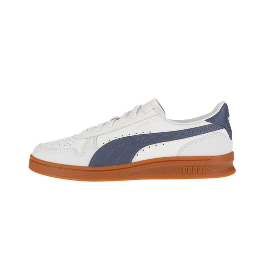Der Puma Indoor OG MN in mattiertem Elfenbein/Galaktikgrau hat ein weißes Obermaterial aus Leder, marineblaue Streifen, perforierte Details und eine braune Gummisohle, die im Seitenprofil vor weißem Hintergrund zu sehen ist.