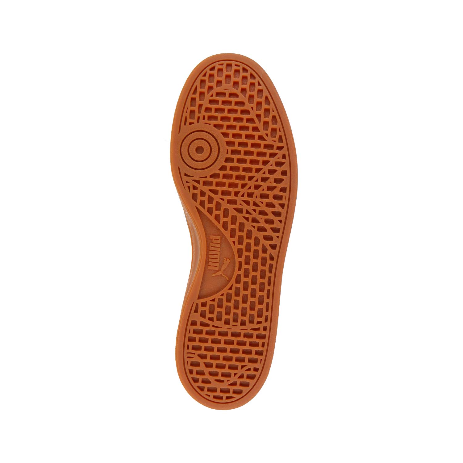 Der Puma Indoor OG MN matt elfenbein-galaktisch grau hat eine orangefarbene Gummisohle mit einem geometrischen Profil, von unten gesehen. Der Markenname ist in der Nähe des Mittelfußes sichtbar, und subtile lila Akzente verbessern sein Design auf weißem Hintergrund.