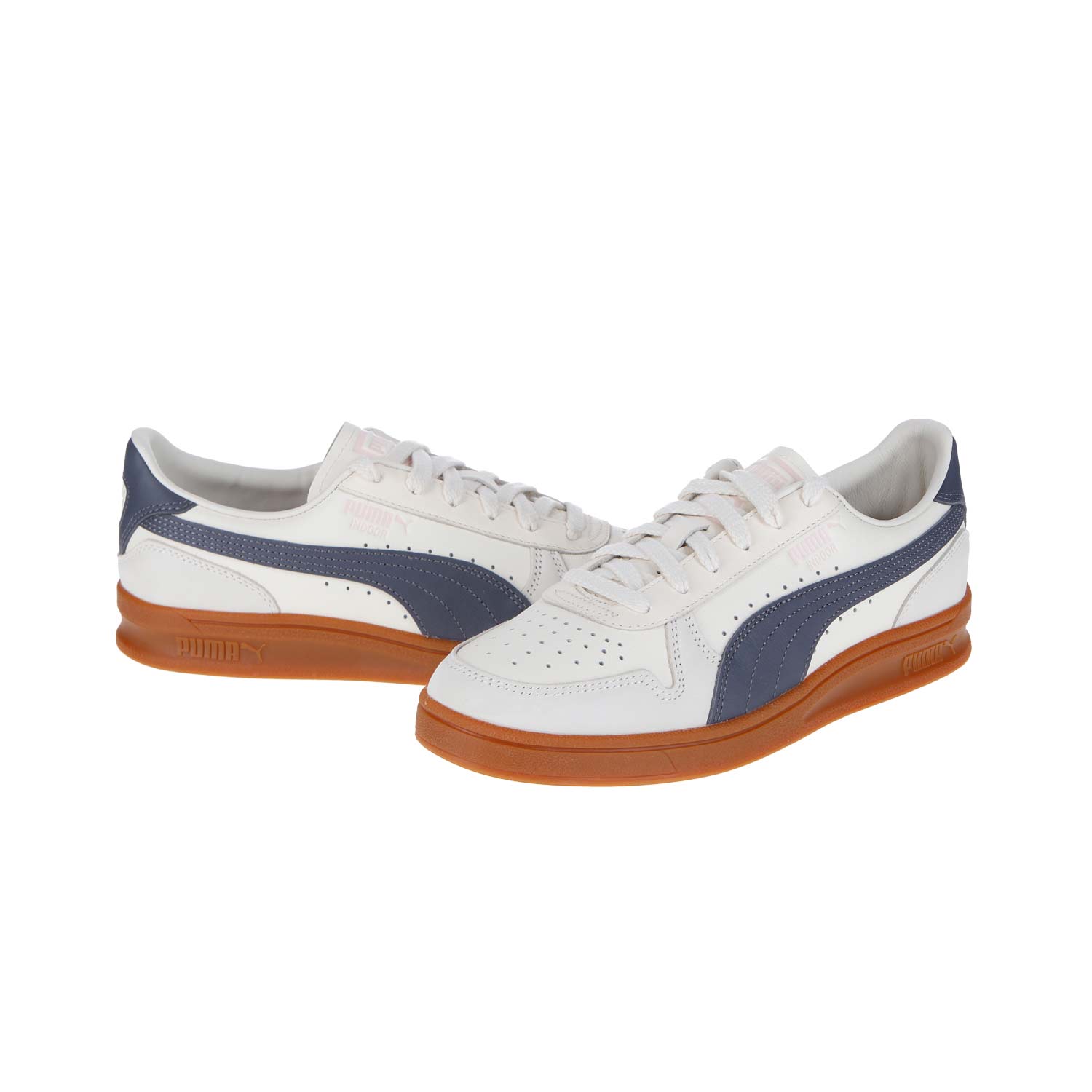 Ein Paar Puma Indoor OG MN Turnschuhe in gefrostetem Elfenbein und galaktischem Grau, mit Low-Top-Design, Premium-Leder und braunen Gummisohlen, dargestellt vor einem schlichten weißen Hintergrund.