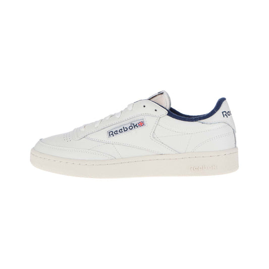 Der Reebok CLUB C 85 VINTAGE MN in Chalk/Alabas/Vecna zeichnet sich durch hochwertiges Leder, ein marineblaues Innenfutter, eine klassische Low-Top-Silhouette, ein seitliches Union Jack-Logo, minimalistische Details und eine saubere weiße Sohle aus - inspiriert von Mailand für zeitlosen Stil.