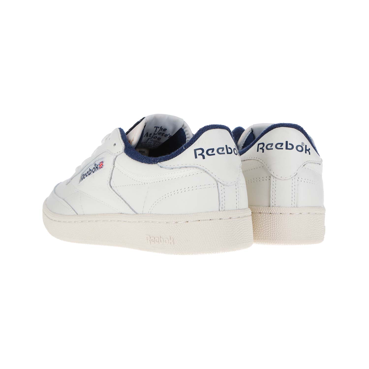 Ein Paar Reebok CLUB C 85 VINTAGE MN Sneakers in Chalk/Alabas/Vecna, hergestellt aus hochwertigem Leder mit marineblauen Akzenten und Reebok Logos an der Seite und Ferse, inspiriert vom Mailänder Stil, ausgestellt, um sowohl Seite als auch Rückseite zu zeigen.
