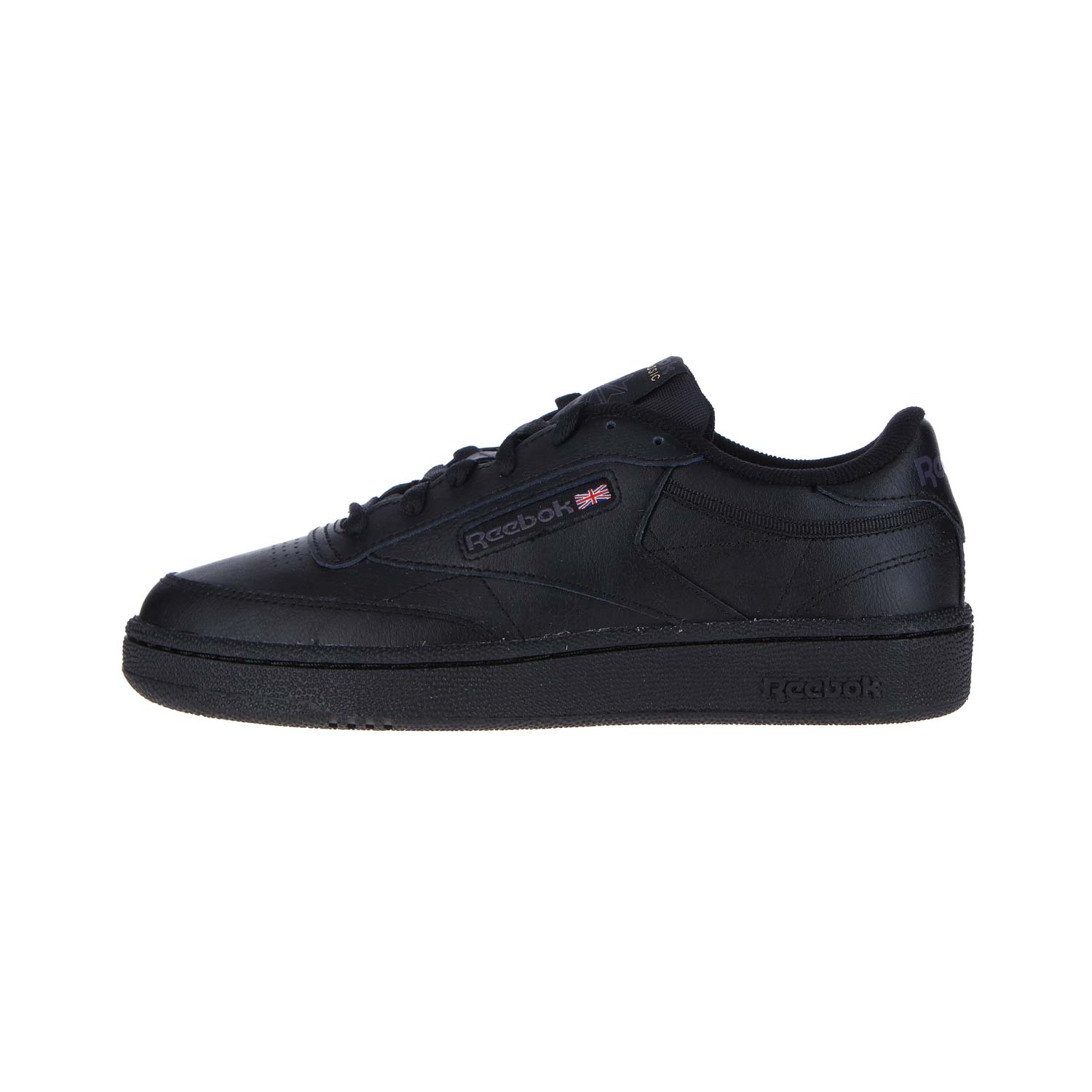 Der Reebok CLUB C 85 WMN/MN Sneaker in Int-Black/Charcoal hat ein Low-Top-Design, hochwertiges Leder, farblich abgestimmte Nähte, eine strukturierte Sohle, ein Reebok-Logo mit britischer Flagge an der Seite und ist auf einem weißen Hintergrund abgebildet.