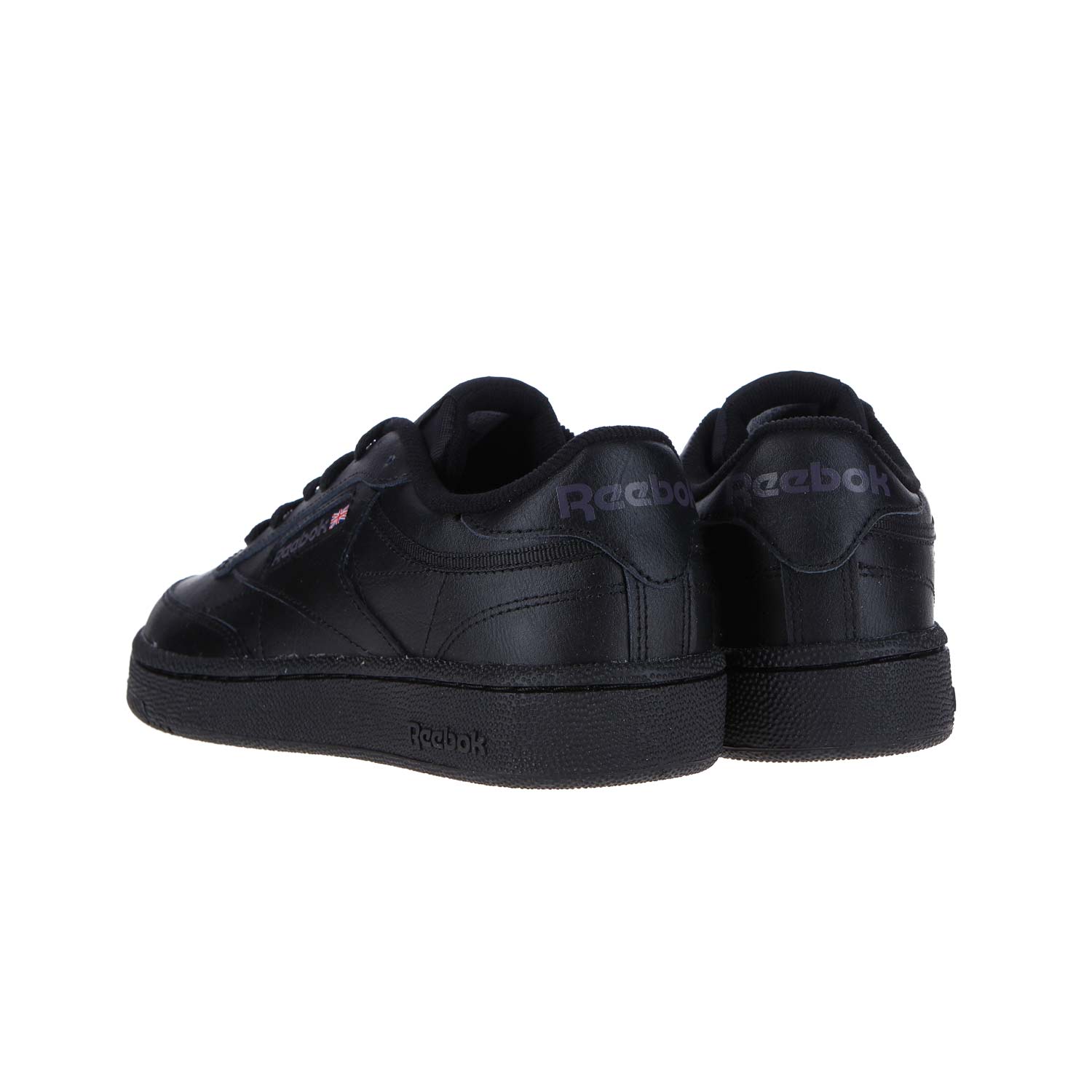 Ein Paar Reebok CLUB C 85 WMN/MN Sneaker in Int-Black/Charcoal, gefertigt aus hochwertigem Leder mit dezentem Branding an Ferse und Seite. Schwarze Sohlen und Nahtdetails bringen einen von Mailand inspirierten Stil in Ihren Look.