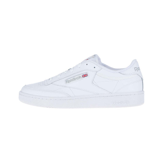 Der Reebok CLUB C 85 WMN in Weiß/Hellgrau ist ein Low-Top-Ledersneaker mit dem Reebok-Logo und einem kleinen Union Jack an der Seite, sauberen Nähten und einer strukturierten Sohle.