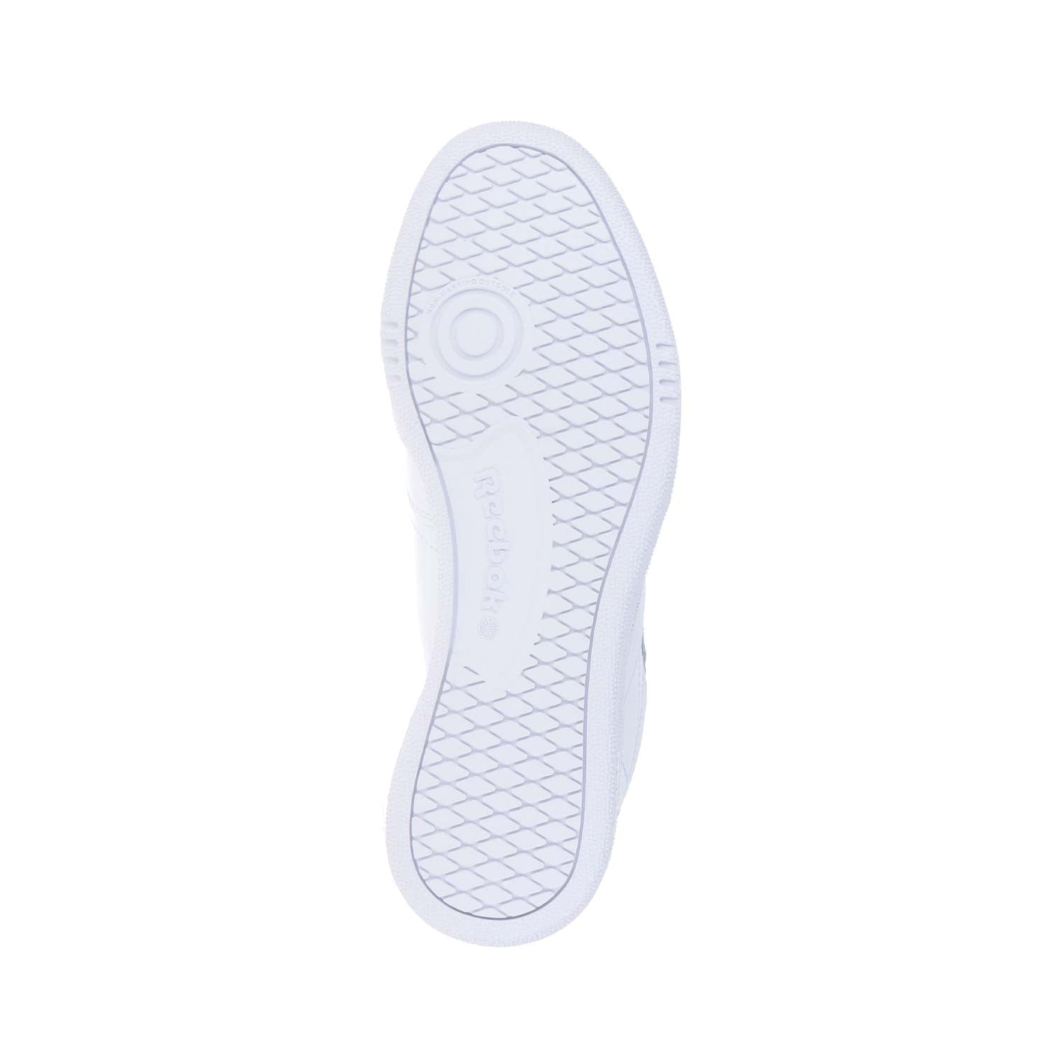 Das Bild zeigt die weiße Sohle des Reebok CLUB C 85 WMN White/Light grey mit einem gitterartigen Profil, geprägtem Reebok-Branding in der Mitte und Andeutungen von weißem Leder an den Rändern.