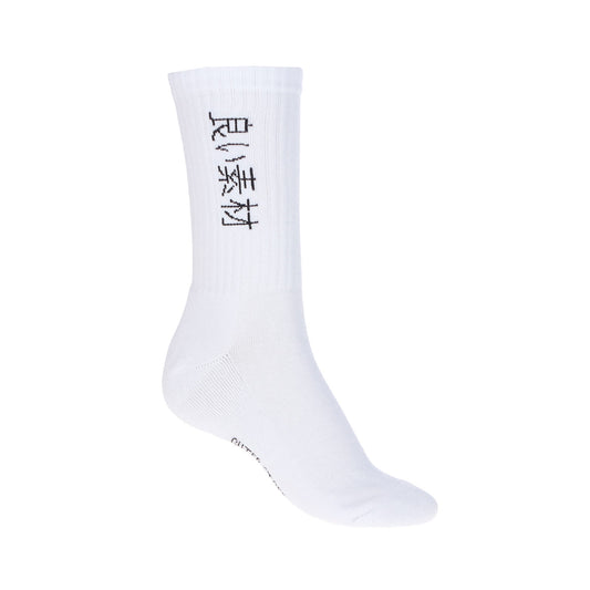 Die Der Stall SC Calze srl - RISHIRI WMN/MN Weiß Socke ist eine weiße Socke aus weicher Baumwolle mit schwarzen chinesischen Schriftzeichen, die vertikal auf der Seite aufgedruckt sind, auf weißem Hintergrund.