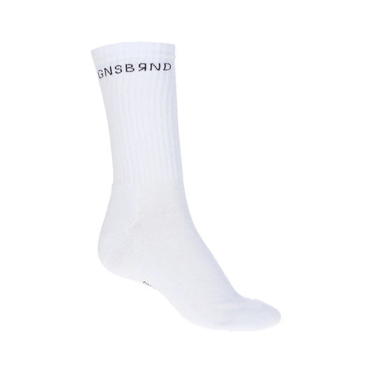 Die Ansbach Socke von GNSBRND ist eine einfache, weiße, gerippte Socke aus Baumwolle und Elastan mit schwarzem "GNSBRND"-Schriftzug oben auf weißem Grund.