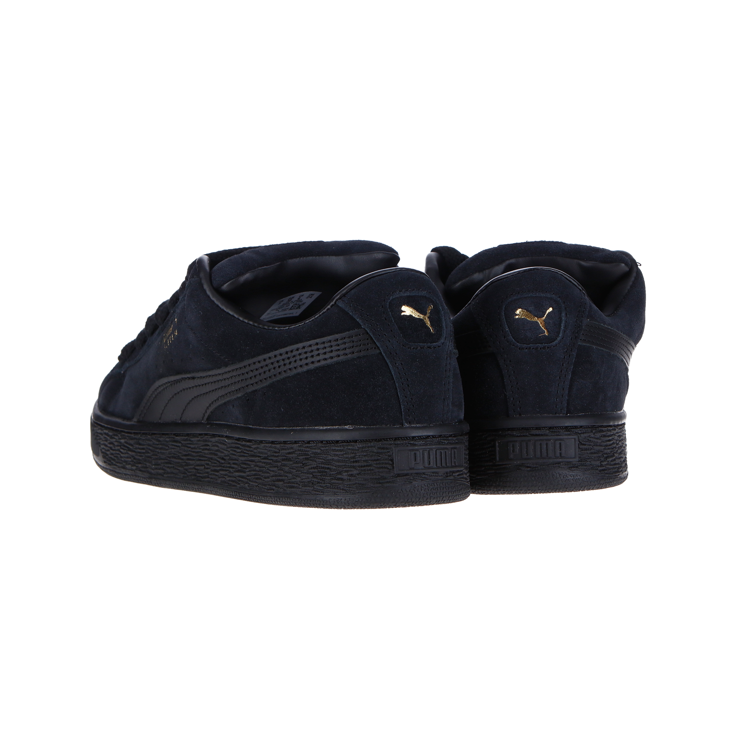 Der Puma Suede XL WMN in Puma Black ist aus schwarzem Wildleder gefertigt, mit passender schwarzer Sohle und Streifen, goldenen Puma-Logos an der Ferse sowie hochwertigen Textil- und Lederakzenten. Abgebildet von hinten und von der Seite.