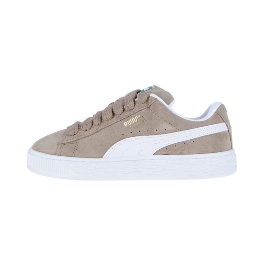 Der Puma Suede XL Unisex in Oak Branch/Weiß hat beiges Wildleder, eine weiße Gummisohle und Streifen, goldenes Puma Branding und braune Schnürsenkel. Abgebildet in der Seitenansicht auf einem schlichten weißen Hintergrund.