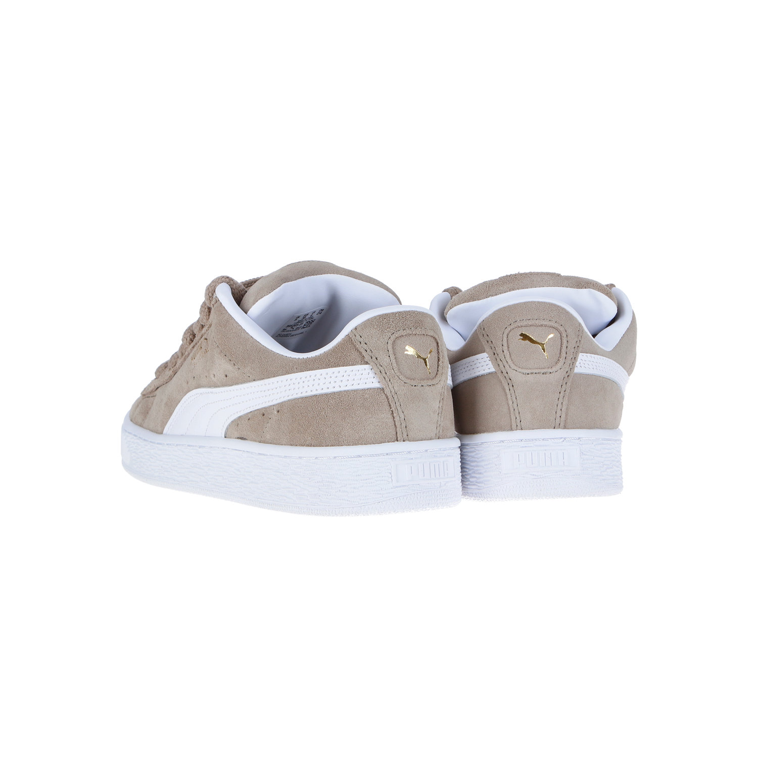 Die Puma Suede XL Unisex-Sneaker in Oak Branch/Weiß haben ein beiges Wildleder-Obermaterial, weiße Sohlen und Akzente, ein goldenes Puma-Logo an der Ferse und sind aus hochwertigen natürlichen Textilien gefertigt.