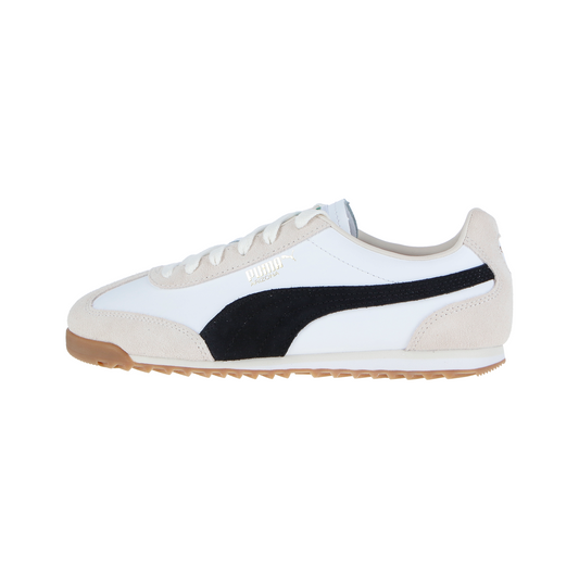 Der Puma Arizona Retro White/Black Unisex-Sneaker hat ein weißes und beiges Design mit einem schwarzen Seitenstreifen, einer Gummi-Außensohle, einem goldenen Puma-Branding, einer Low-Top-Silhouette und Details aus Wildleder und Leder für einen stilvollen Look.