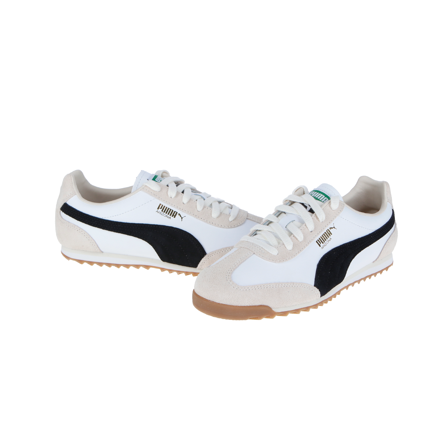 Die Puma Arizona Retro White/Black Unisex Schuhe haben beige Akzente, schwarze Seitenstreifen, Gummisohlen, grünes Zungenbranding und hochwertige Lederdetails auf weißem Hintergrund.