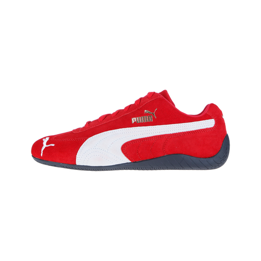 Der Puma Speedcat OG Red/White MN hat ein rotes Obermaterial mit weißem Seitenstreifen, ein weißes Puma-Logo an der Spitze und an der Seite sowie eine schwarze, strukturierte Sohle aus Leder und Textil auf weißem Hintergrund.