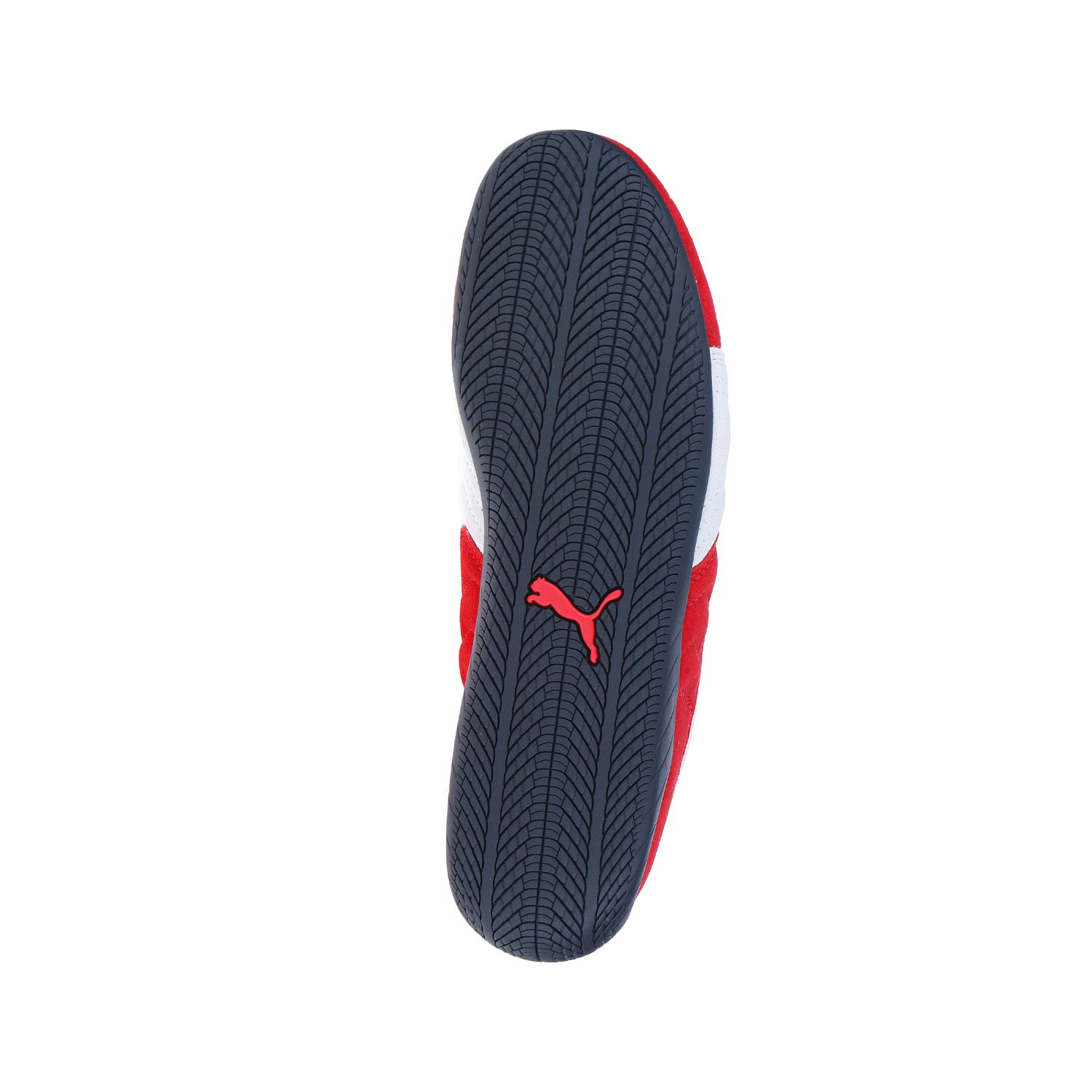 Das Bild zeigt die Sohle des Puma Speedcat OG Red/White MN mit einem schwarzen Fischgrätprofil und rotem Puma-Logo in der Mitte. Das rote und weiße Textilobermaterial ist teilweise vor einem schlichten weißen Hintergrund zu sehen.