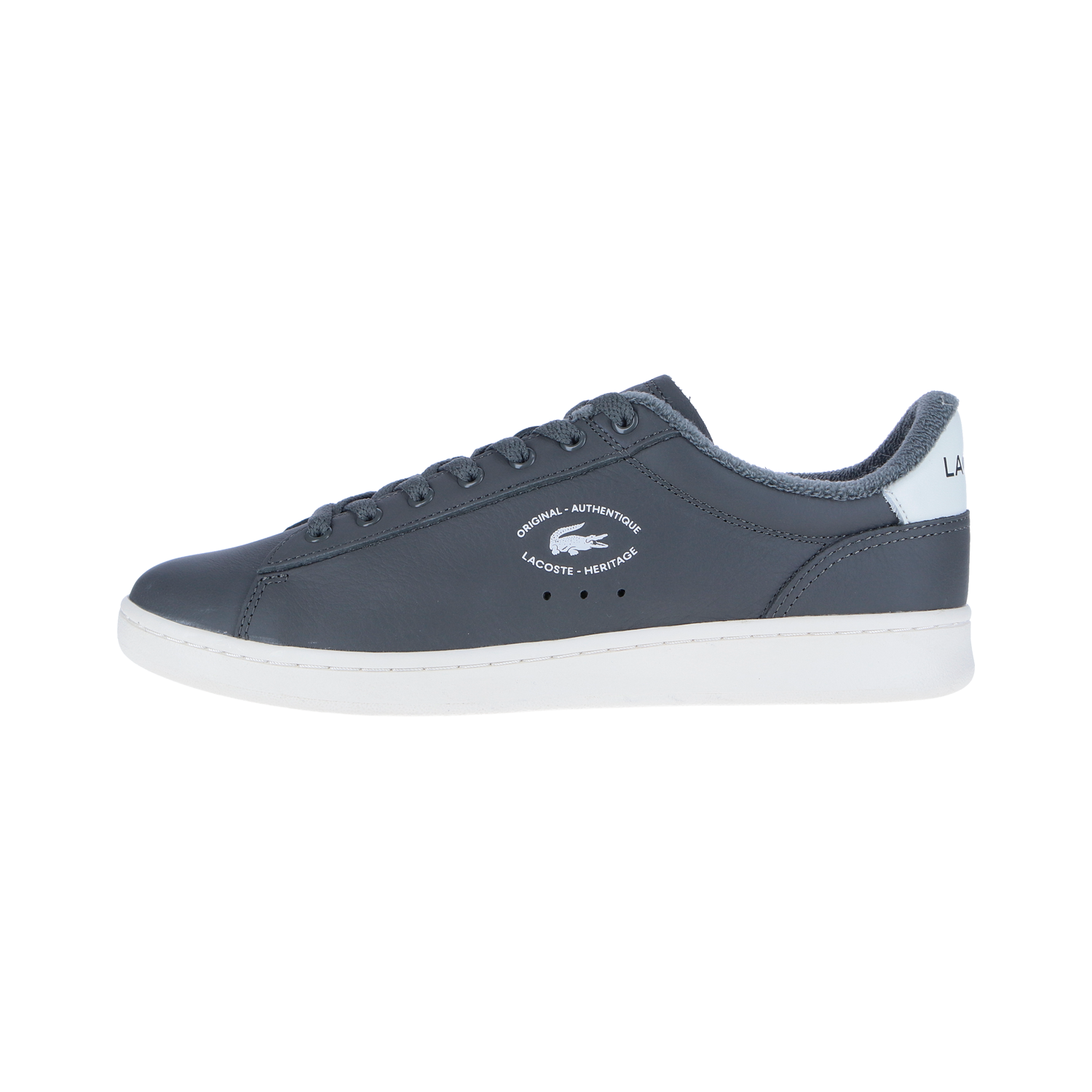 Der LACOSTE CARNABY Set 224 2 SMA Sneaker in Dark Grey/Off White MN verfügt über eine weiße Sohle und Fersenlasche, Lacoste Logo und Text an der Seite und ist im Seitenprofil vor einem weißen Hintergrund dargestellt.