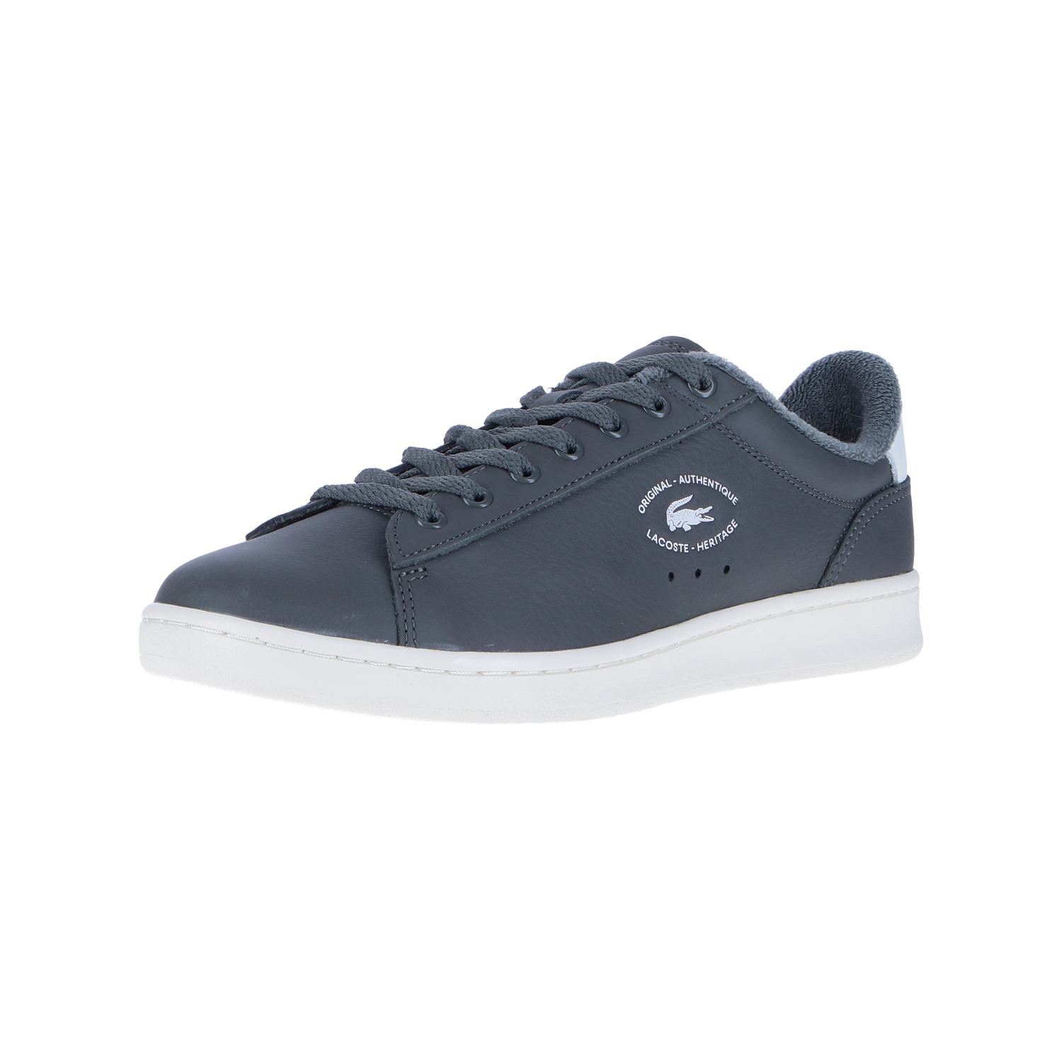 Der LACOSTE CARNABY Set 224 2 SMA Sneaker in Dunkelgrau/Off-White hat hochwertiges Leder, graue Schnürsenkel, eine weiße Sohle und ein dezentes Lacoste-Branding an der Seite. Er wird vor einem schlichten weißen Hintergrund gezeigt.