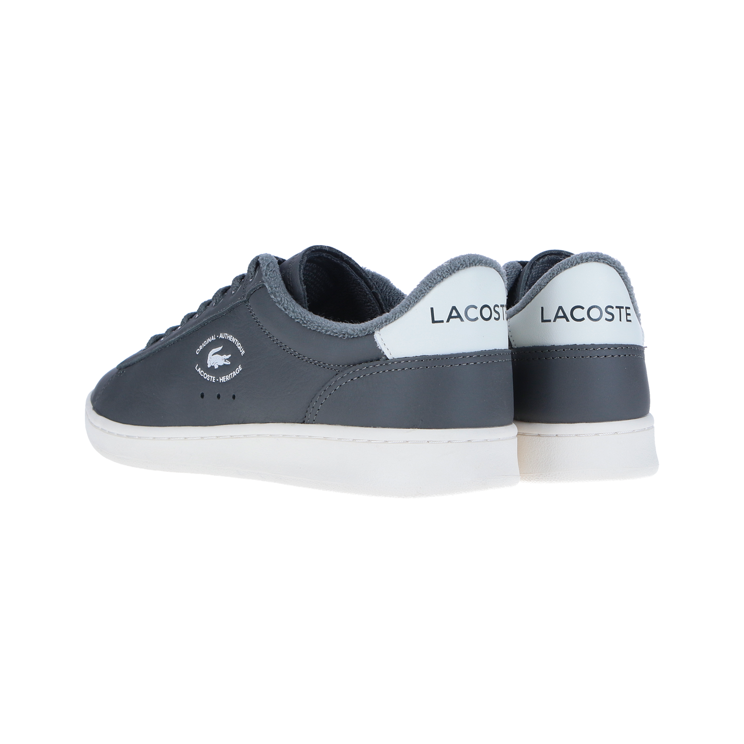 Ein Paar LACOSTE CARNABY Set 224 2 SMA Sneakers in Dunkelgrau/Off-White mit weißen Fersenlaschen und Lacoste-Logo, dargestellt von hinten auf weißem Hintergrund.