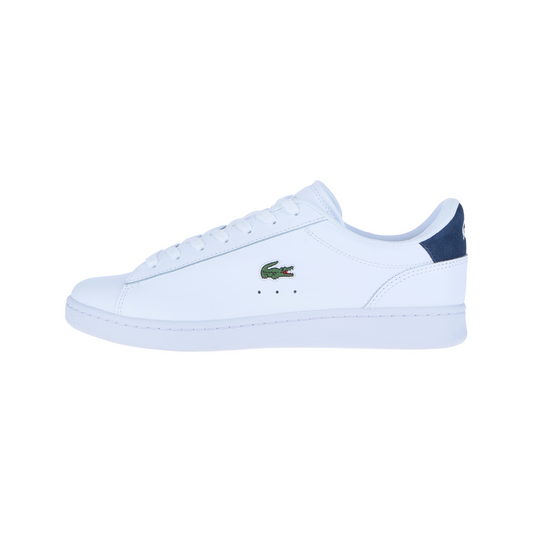 Der LACOSTE CARNABY SET 224 1 SMA ist ein weißer Low-Top-Sneaker mit grünem Krokodillogo, dunkelblauem Fersenakzent, hochwertigem Obermaterial aus Leder und Textil, weißen Schnürsenkeln und einem cleanen, minimalistischen Design.