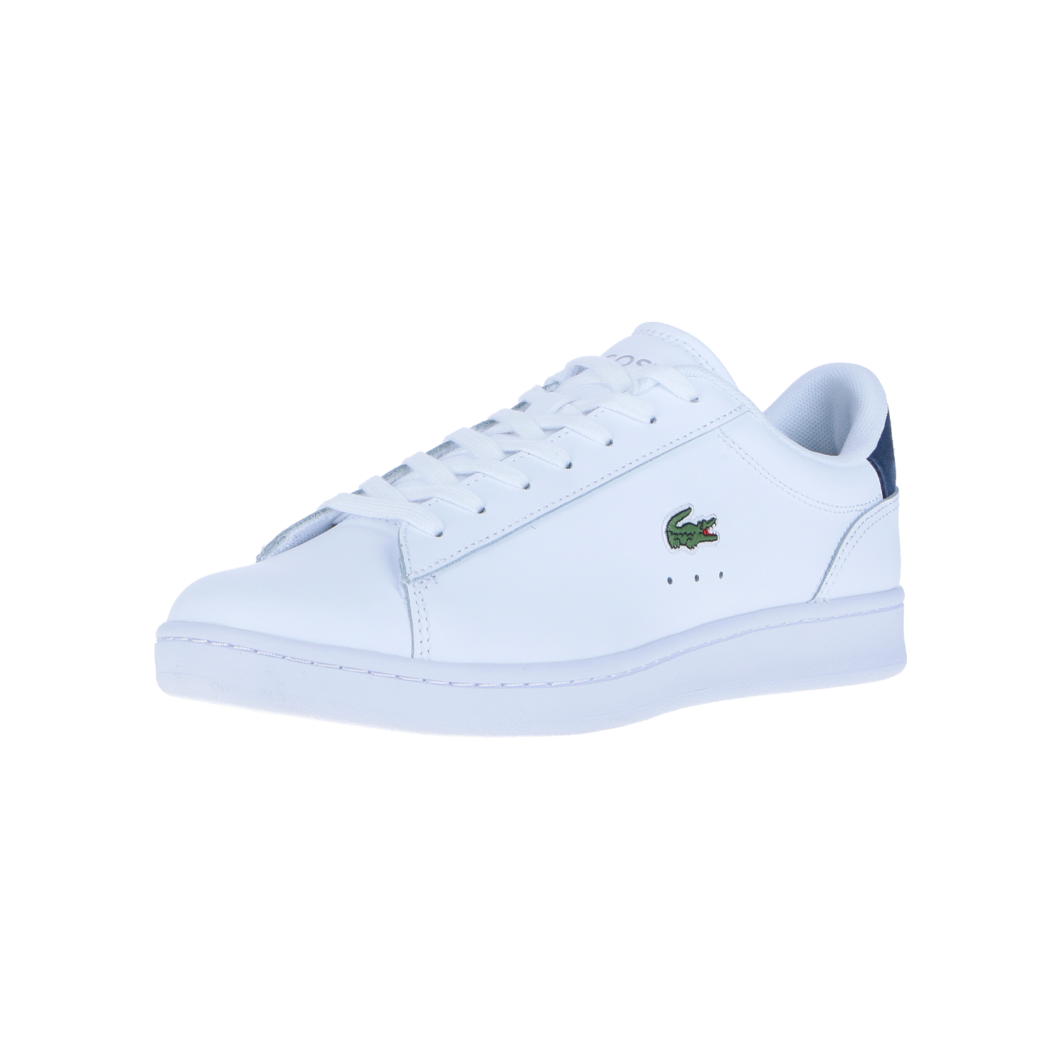 Der LACOSTE CARNABY SET 224 1 SMA ist ein weißer Low-Top-Sneaker mit Schnürung vorne, grünem Krokodil-Logo an der Seite und marineblauem Fersenakzent. Er ist aus hochwertigem Textil und Leder gefertigt.
