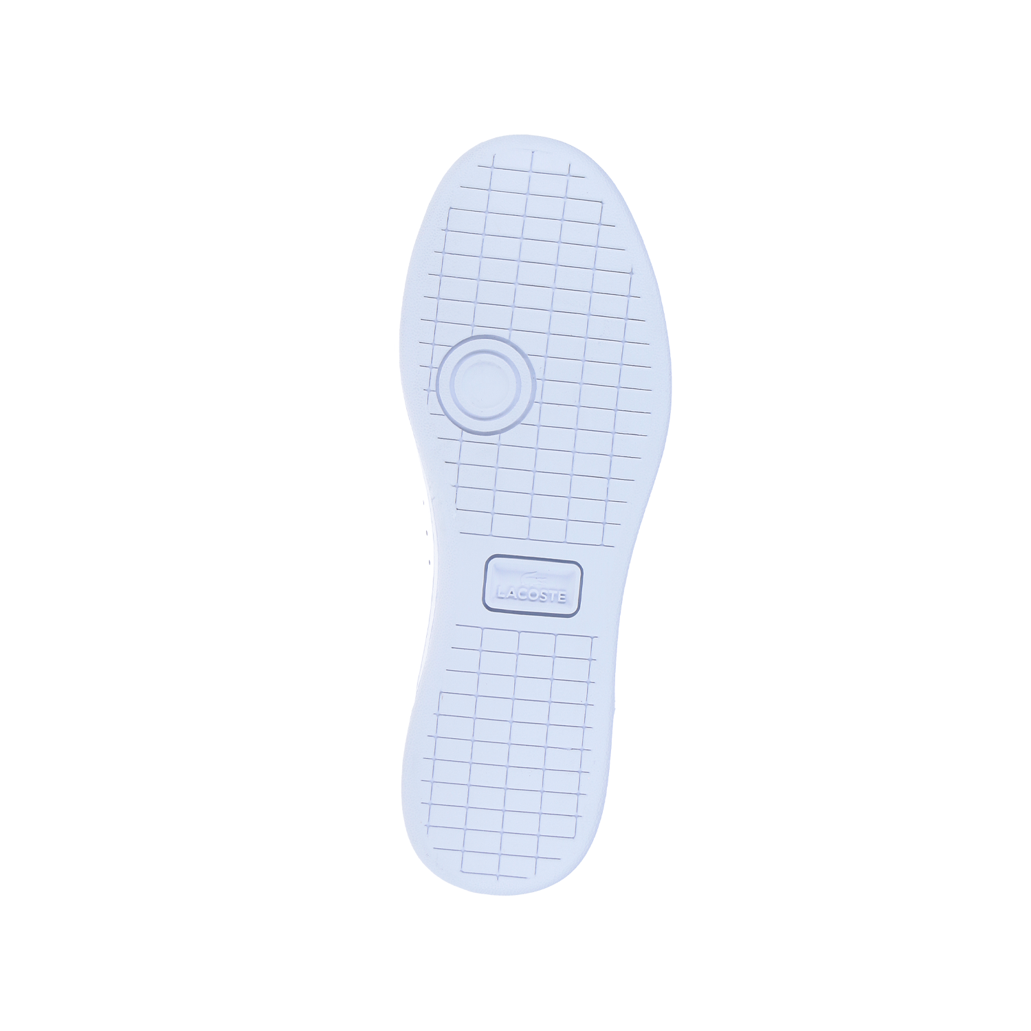 Der LACOSTE CARNABY SET 224 1 SMA White/Navy MN hat eine weiße Sneakersohle mit Gittermuster, eine kreisförmige Ferseneinbuchtung und ein Rechteck mit Lacoste-Logo-Prägung am Fußrücken. Er ist aus hochwertigem Textil und Leder auf einem einfarbig weißen Untergrund gefertigt.