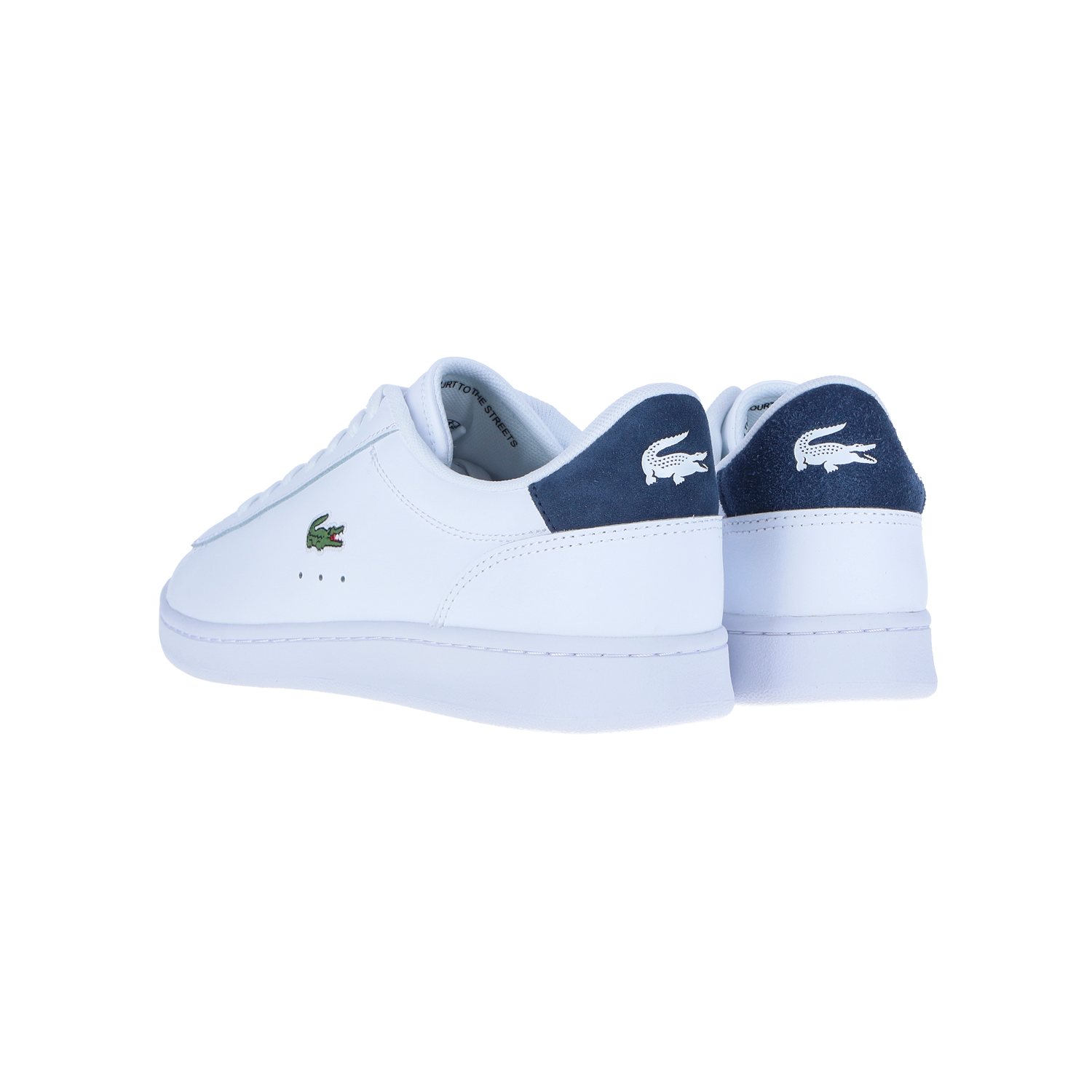 Ein Paar LACOSTE CARNABY SET 224 1 SMA Sneakers in weiß/navy mit dunkelblauen Fersenlaschen, Krokodil-Logo an der Seite und Lacoste-Branding an der Ferse auf weißem Hintergrund.