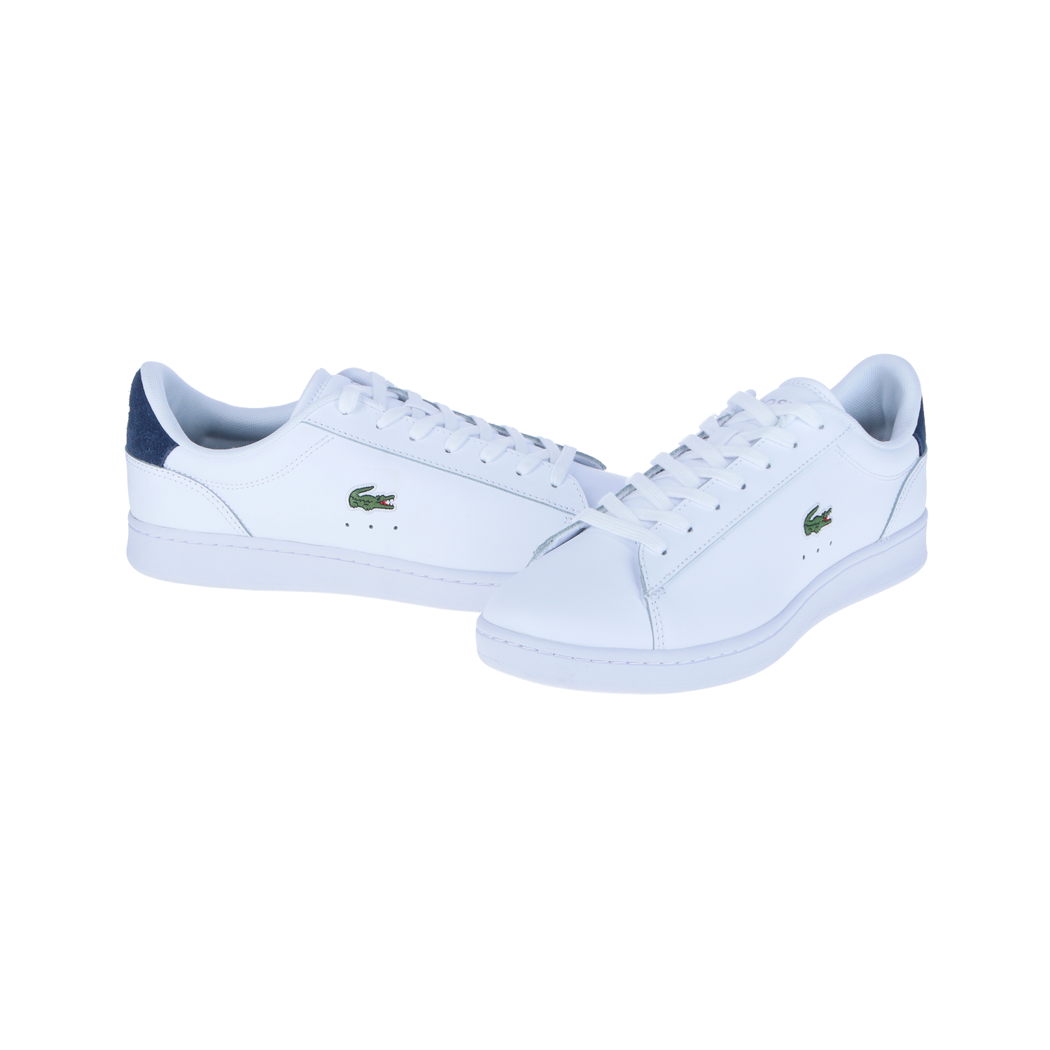 Die LACOSTE CARNABY SET 224 1 SMA White/Navy MN Sneakers haben ein weißes Obermaterial aus Textil und Leder, marineblaue Akzente an der Ferse, weiße Schnürsenkel und ein charakteristisches grünes Krokodil-Logo an den Seiten auf weißem Grund.