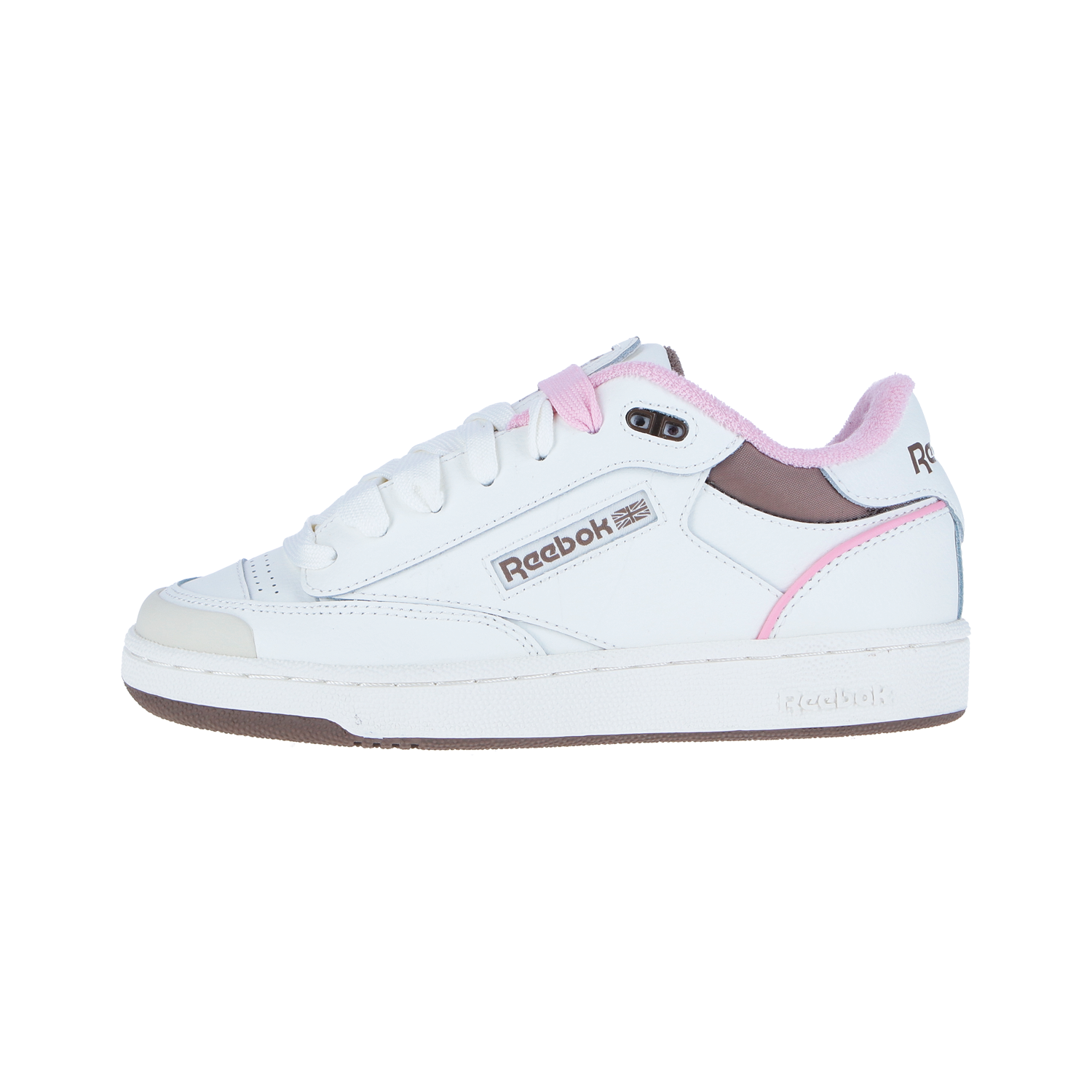 Der Reebok CLUB C BULC Chalk/Rose/Brown ist ein Unisex-Sneaker mit rosa und braunen Akzenten, dem Reebok-Logo an der Seite und an der Ferse, weißen Schnürsenkeln und einer braunen Gummisohle, die im Seitenprofil vor einem weißen Hintergrund zu sehen ist.