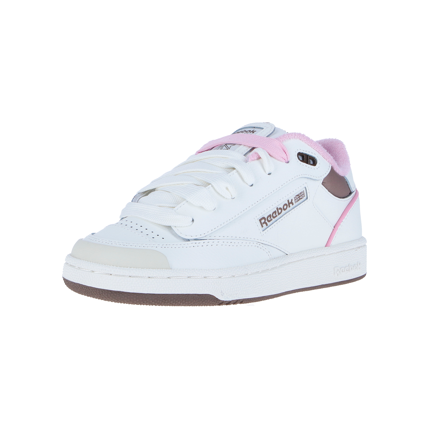 Der Reebok CLUB C BULC Chalk/Rose/Brown Unisex-Sneaker in Weiß mit rosa Akzenten, einer hellbraunen Gummi-Außensohle und weißen Schnürsenkeln steht schräg auf einem schlichten weißen Hintergrund.
