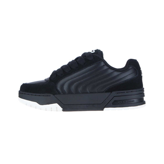 Der PEGADOR Venice Skate Low Black Off White MN ist ein schwarzer Low-Top-Sneaker aus hochwertigem Textil und Leder, mit einer strukturierten Sohle, weißen Akzenten an der Spitze und Ferse, schwarzen Schnürsenkeln und einem gepolsterten Design.