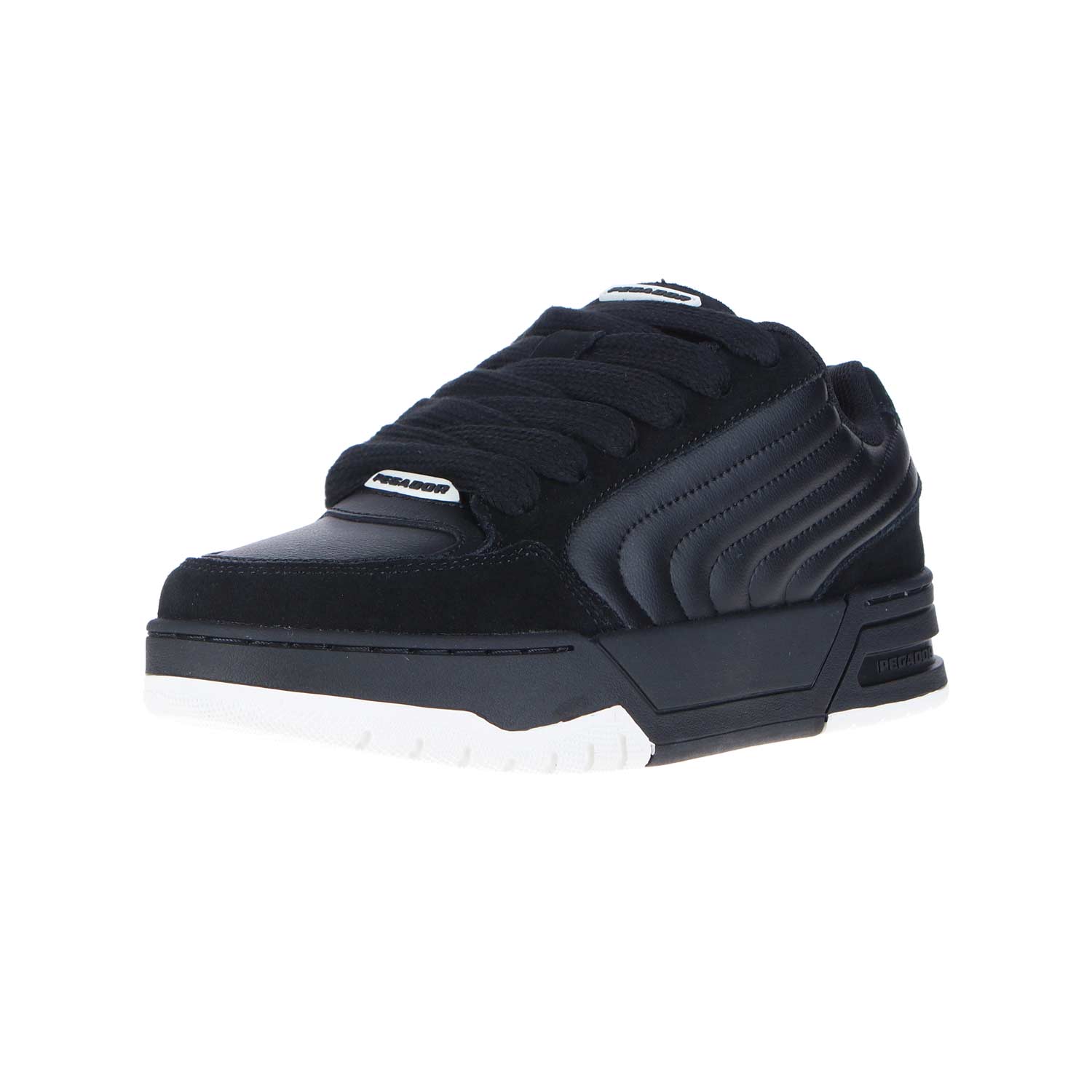 Der Venice Skate Low Black Off White MN von PEGADOR ist ein schwarzer Sneaker aus Textil und Leder mit dicken Schnürsenkeln, gepolstertem Kragen und auffälliger weiß-schwarzer Sohle, fotografiert vor weißem Hintergrund.