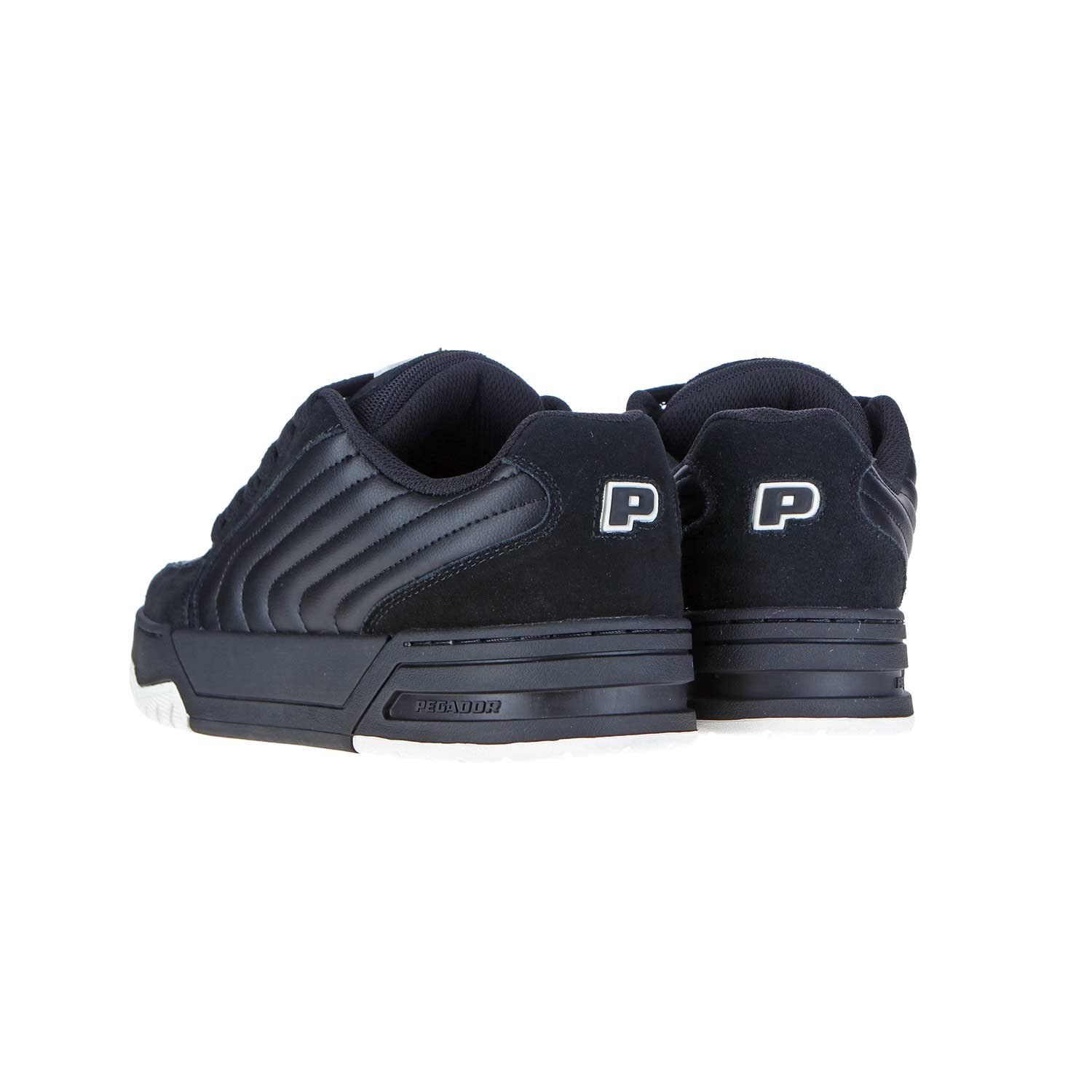 Ein Paar PEGADOR Venice Skate Low Black Off White MN Sneakers mit weißer Sohle, gezeigt von hinten und von der Seite. Der Buchstabe P erscheint auf den Fersen, und die Seiten weisen eine gesteppte Textur aus Leder und Textil auf.