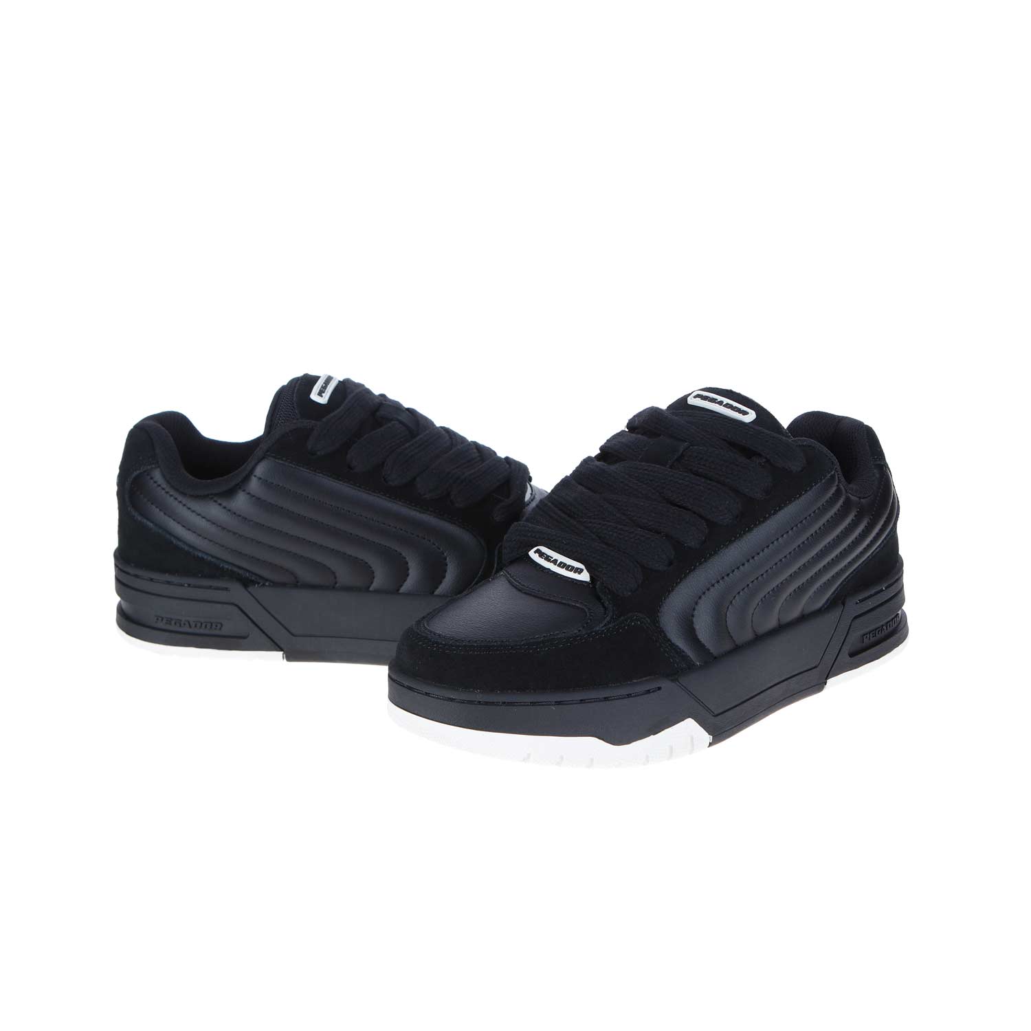 Ein Paar PEGADOR Venice Skate Low Black Off White MN Low-Top-Sneaker mit gesteppten Seiten, schwarzen Schnürsenkeln, weißem Zungen-Branding und einer schwarz-weißen Gummisohle. Gefertigt aus Leder und Textil; ein Schuh ist dem anderen etwas voraus.