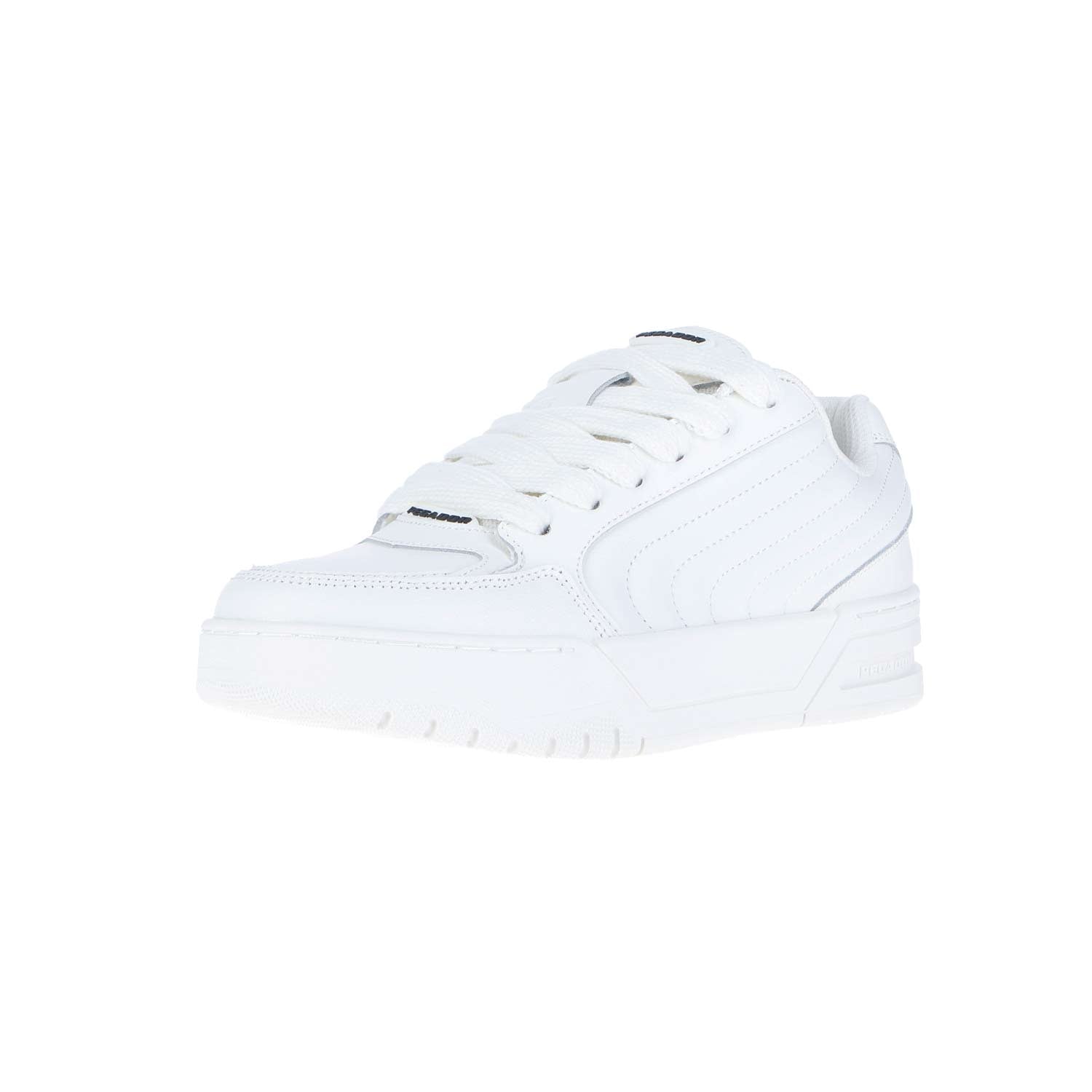 Der PEGADOR Venice Skate Low Off White MN ist ein weißer Low-Top-Sneaker mit dicker Sohle, weißen Schnürsenkeln und dezenten Nähten. Er ist aus feinem Leder gefertigt und zeigt sich schräg von der Seite und von vorne.