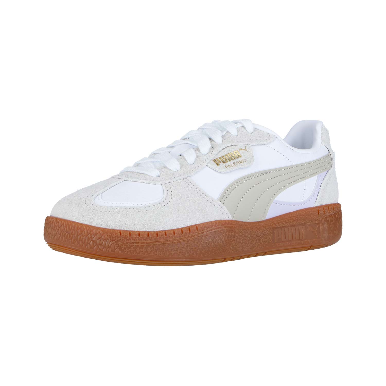 Der Puma Palermo Moda Wns White Desert Dust WMN ist ein weißer Sneaker mit hellgrauen Akzenten, goldenem Puma-Logo, weißen Schnürsenkeln und einer strukturierten, gummibraunen Gummisohle für einen sportlichen und dennoch eleganten Look, der auf einem weißen Hintergrund angezeigt wird.