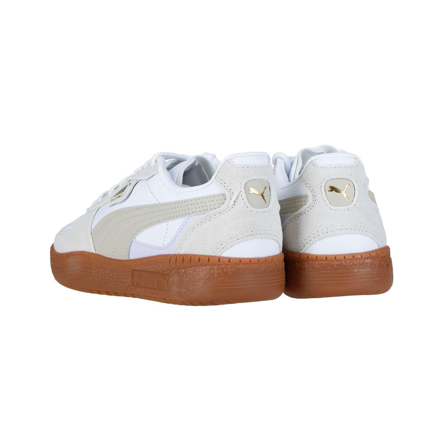 Ein Paar Puma Palermo Moda Wns White Desert Dust WMN Sneakers mit beigem und weißem Obermaterial, Gummisohlen und goldenen Fersenlogos, von hinten und von der Seite betrachtet für einen stilvollen und sportlichen Look.