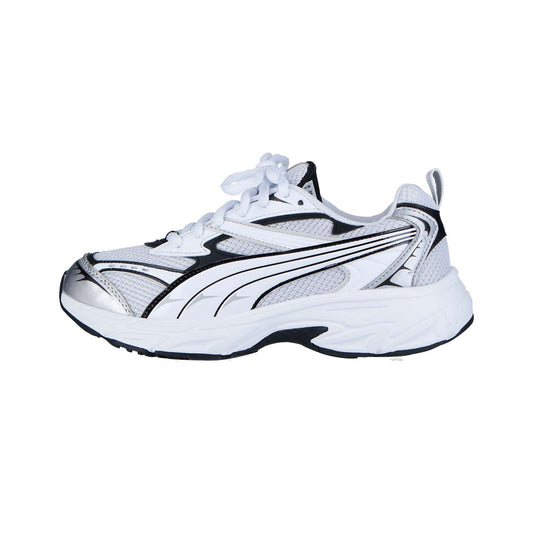 Der Puma Morphic Base Feather Gray - Puma Black Unisex von Puma hat schwarze und silberne Akzente, eine klobige Sohle und eine Schnürung vorne, die auf einem schlichten weißen Hintergrund gezeigt wird.